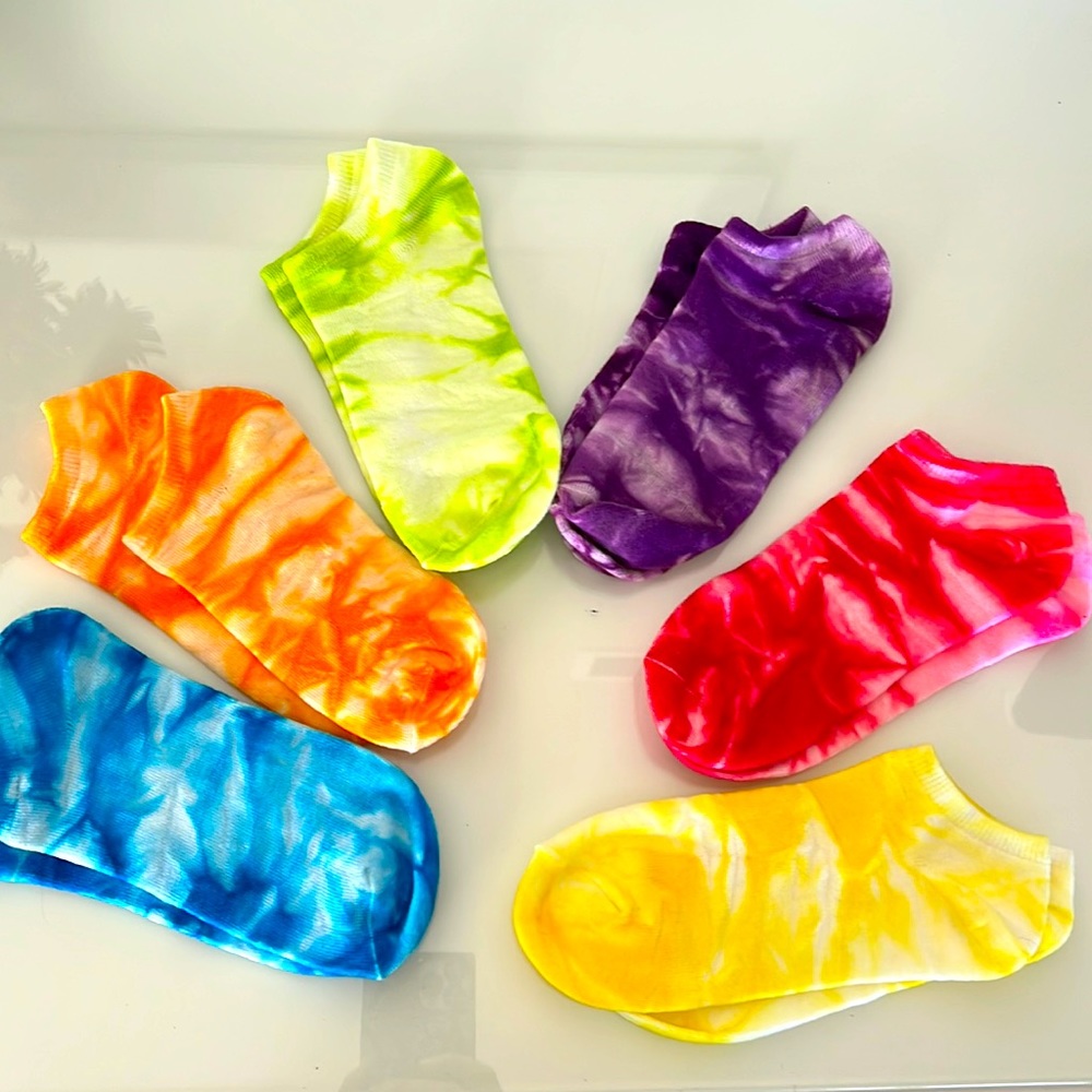 6 new pair of tie died ankle socks. Size 9-11.